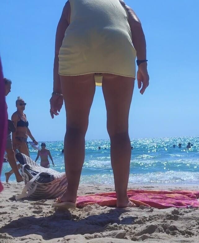 Candon Pawgs, robes et bikinis