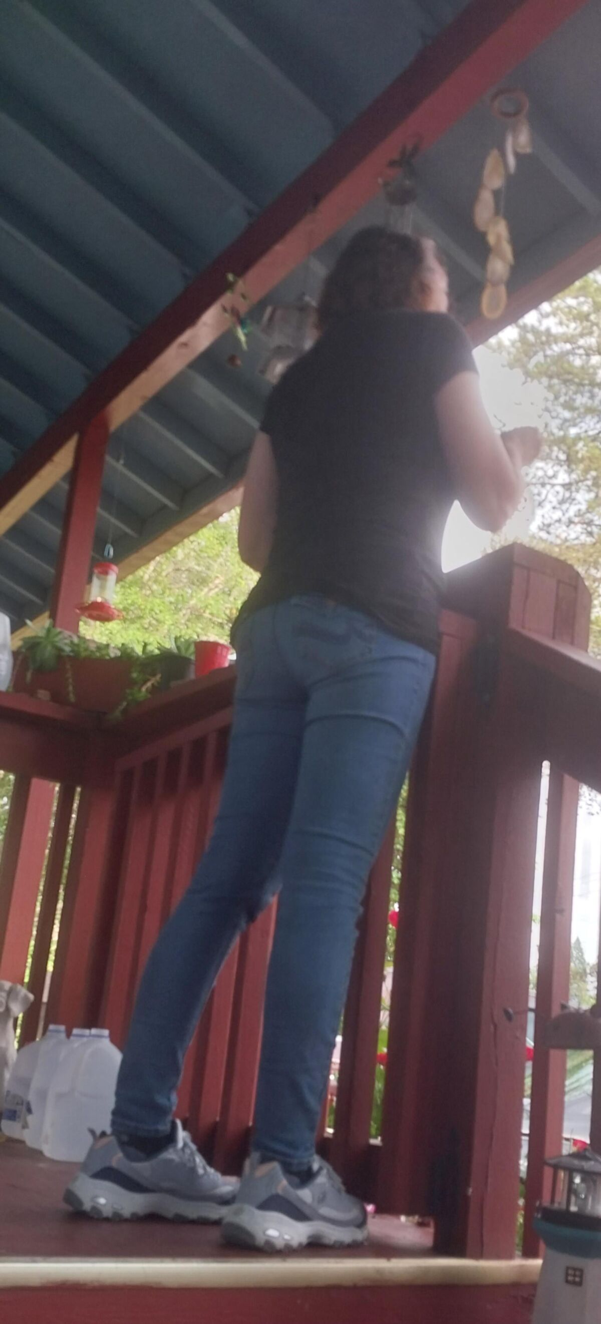Uma bunda gostosa em jeans apertados, maldita, minhas formas de trabalho.
