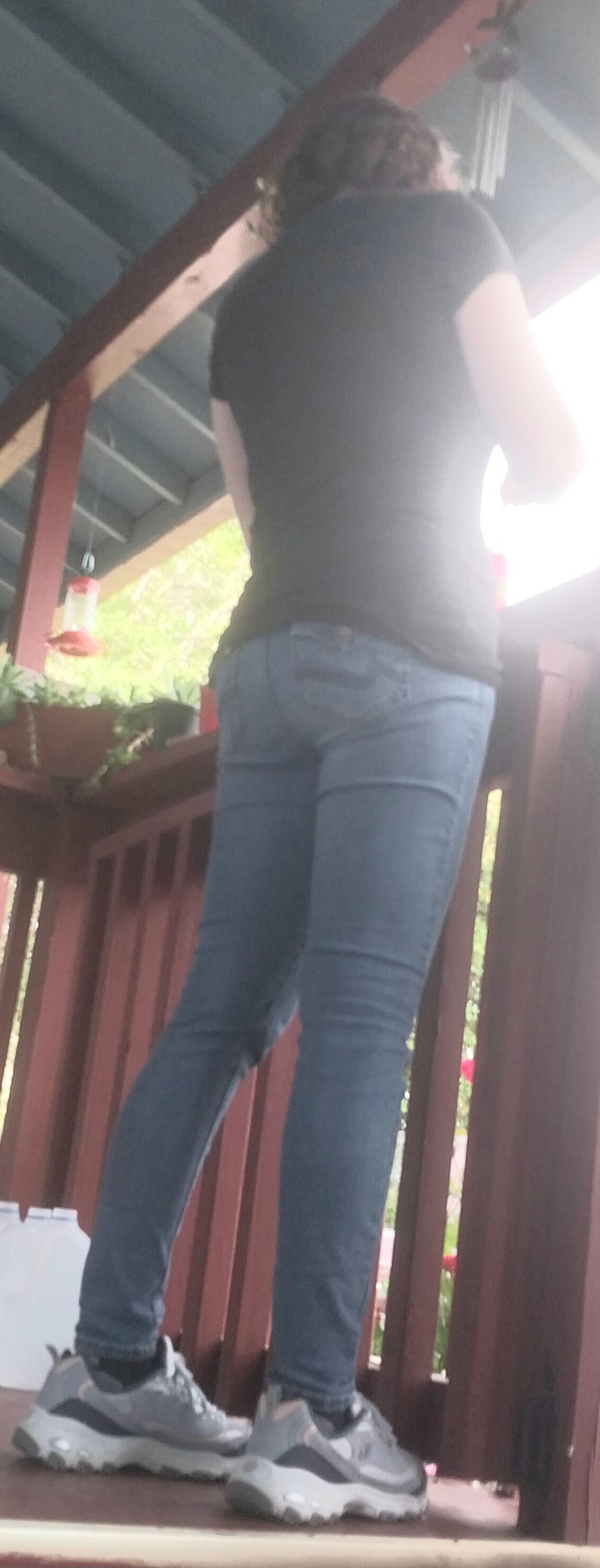 Uma bunda gostosa em jeans apertados, maldita, minhas formas de trabalho.