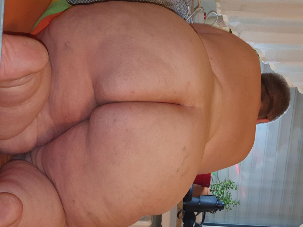 SSBBW Chubby montre son impressionnant gros cul
