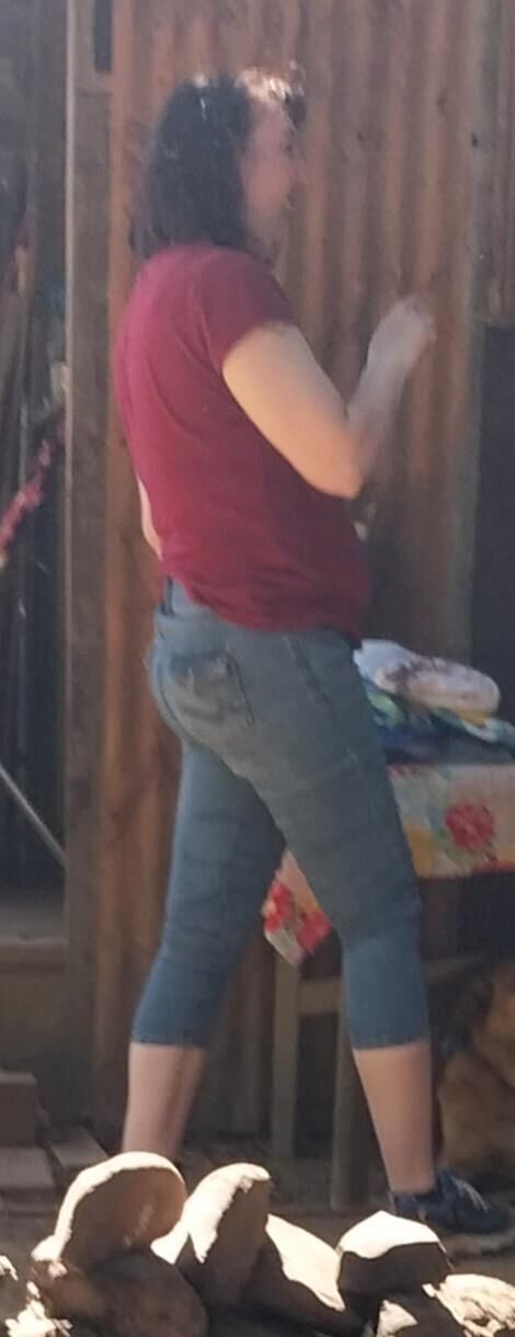 Uma bunda gostosa em jeans apertados, maldita, minhas formas de trabalho.