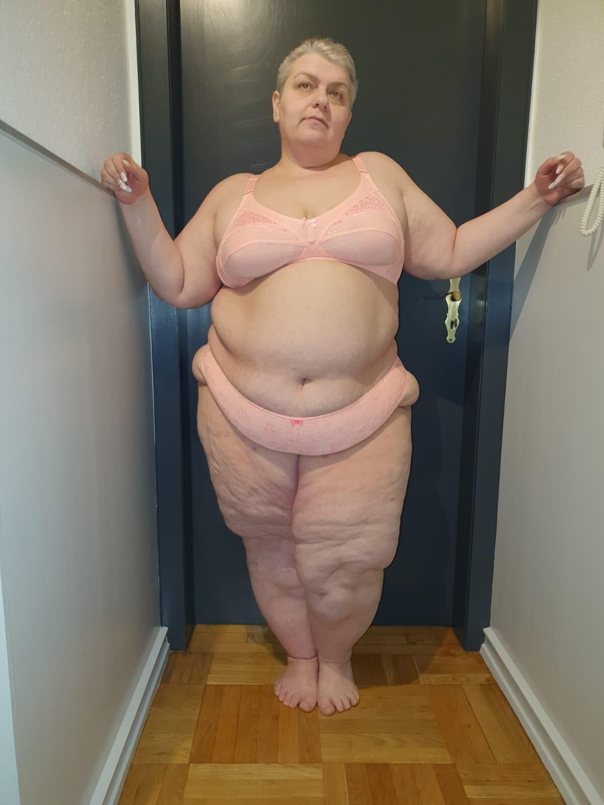 Кг ssbbw fat slut показывает, что гордится ее телом