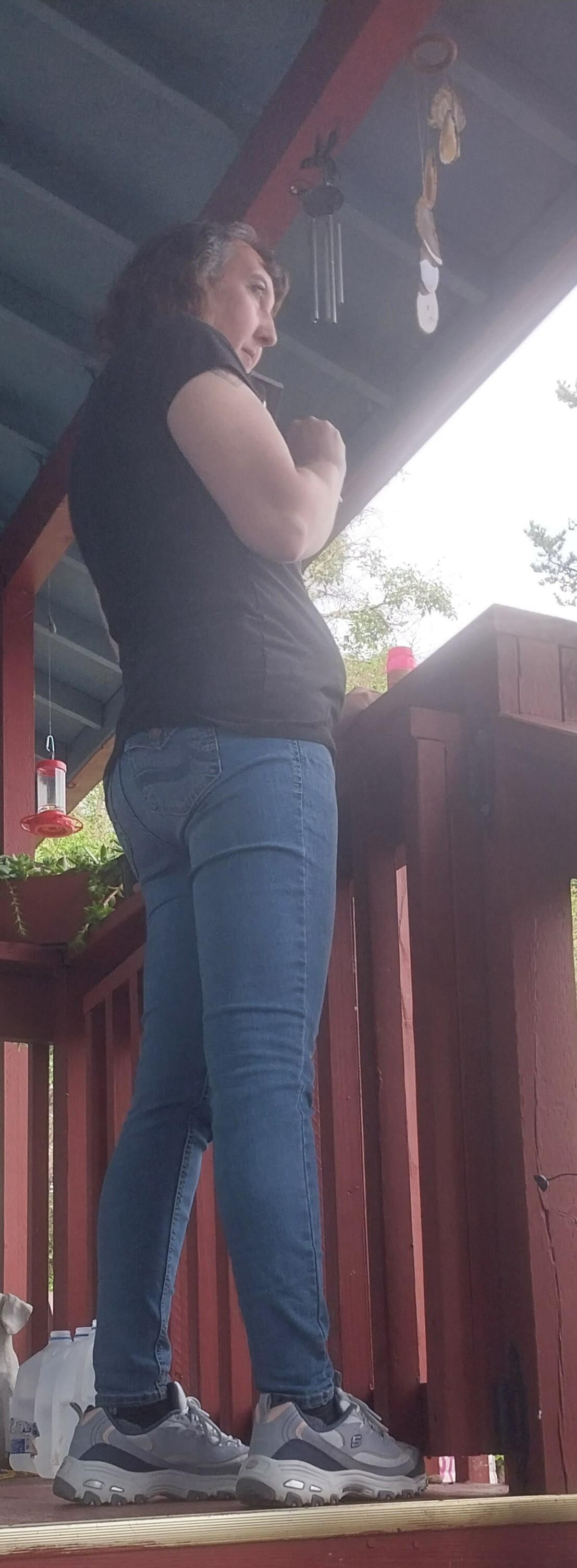 Uma bunda gostosa em jeans apertados, maldita, minhas formas de trabalho.
