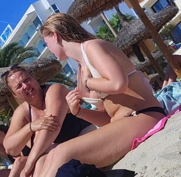 Candon Pawgs, robes et bikinis