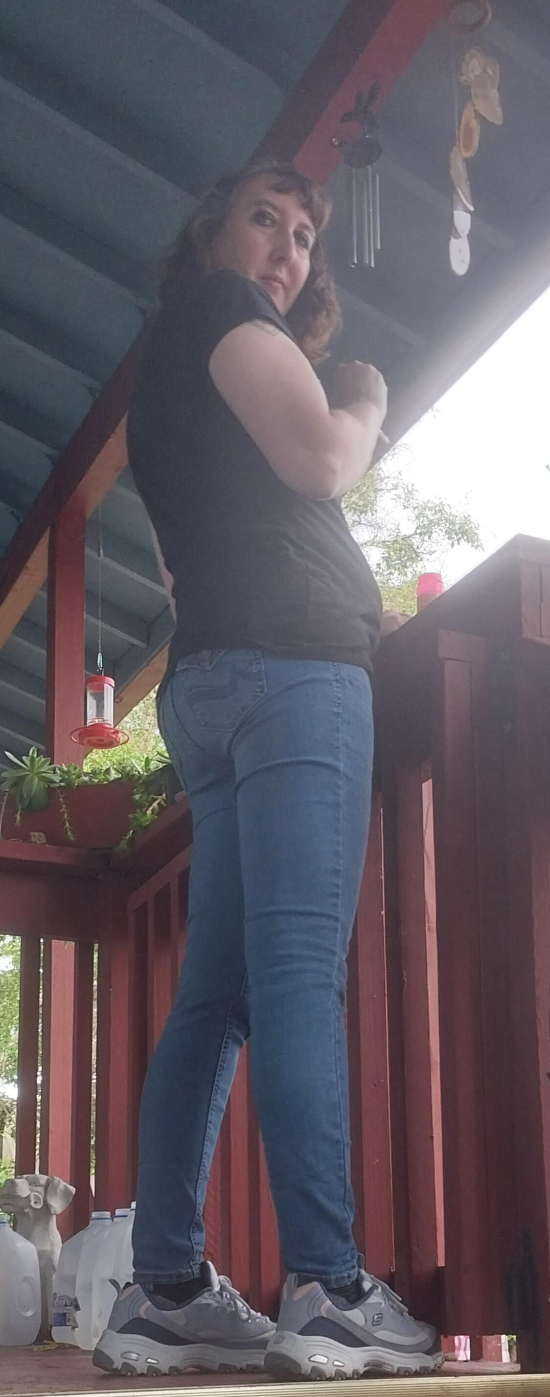 Uma bunda gostosa em jeans apertados, maldita, minhas formas de trabalho.