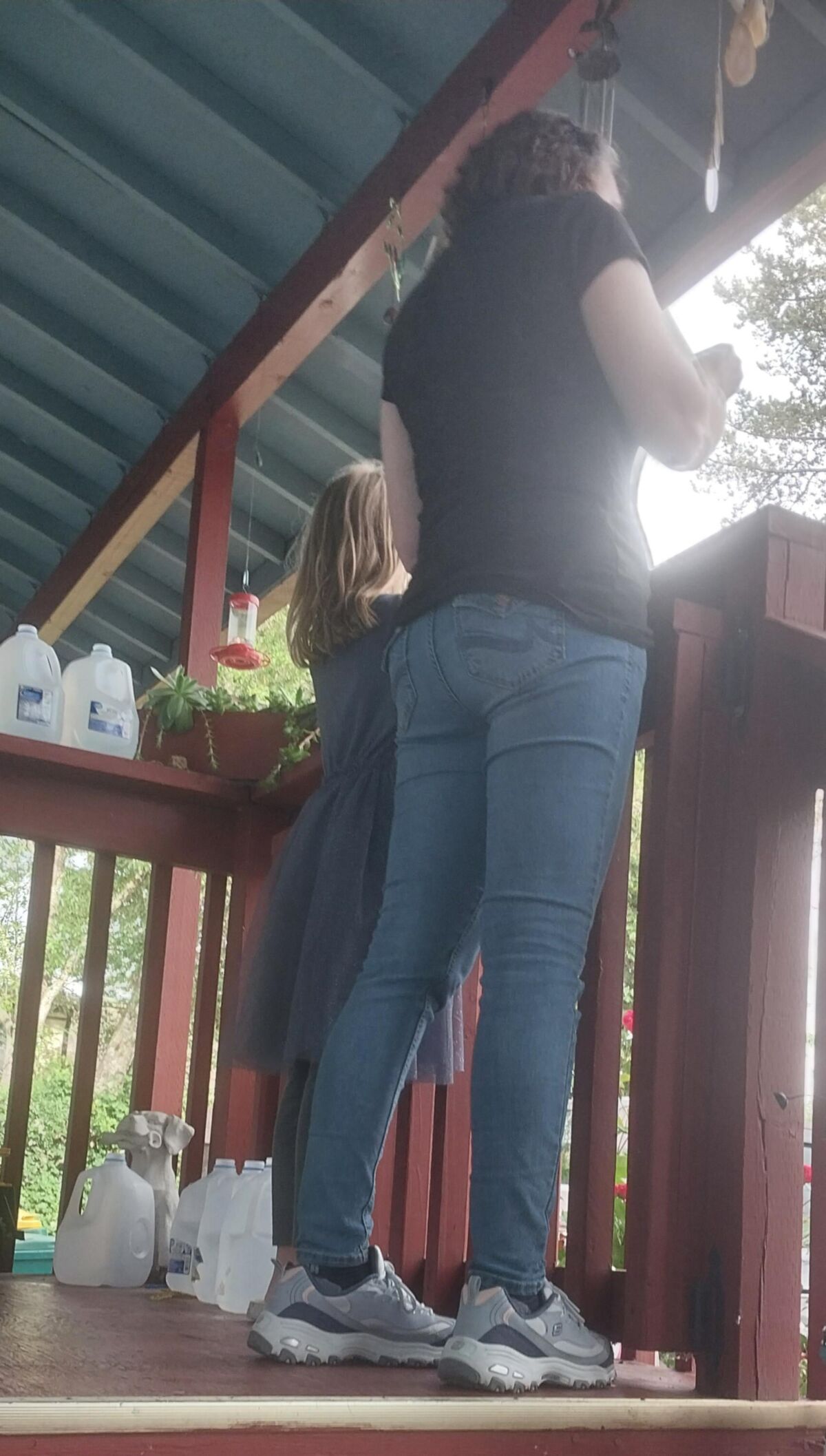 Uma bunda gostosa em jeans apertados, maldita, minhas formas de trabalho.