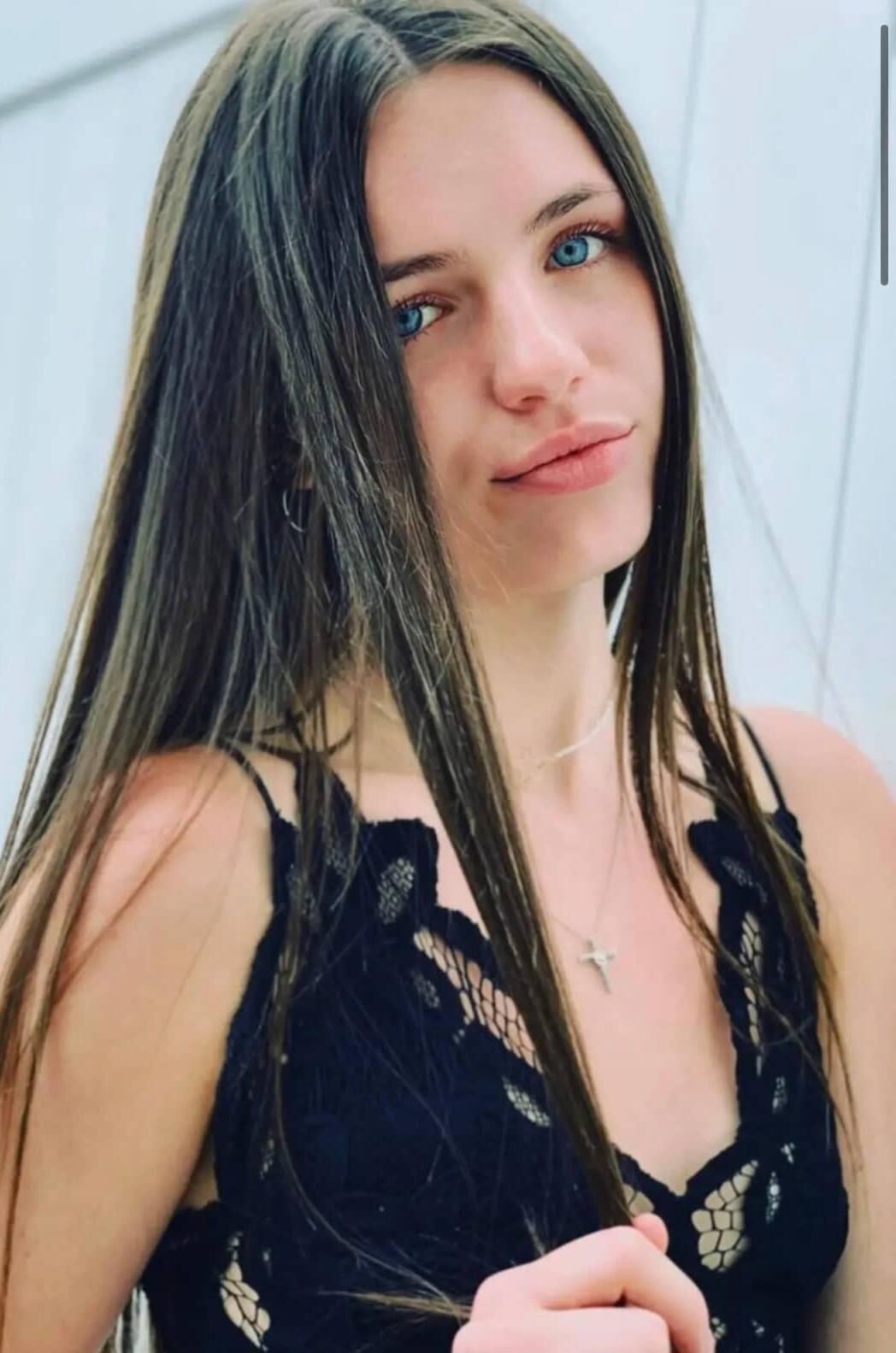 Elena veut perdre sa viginité. 