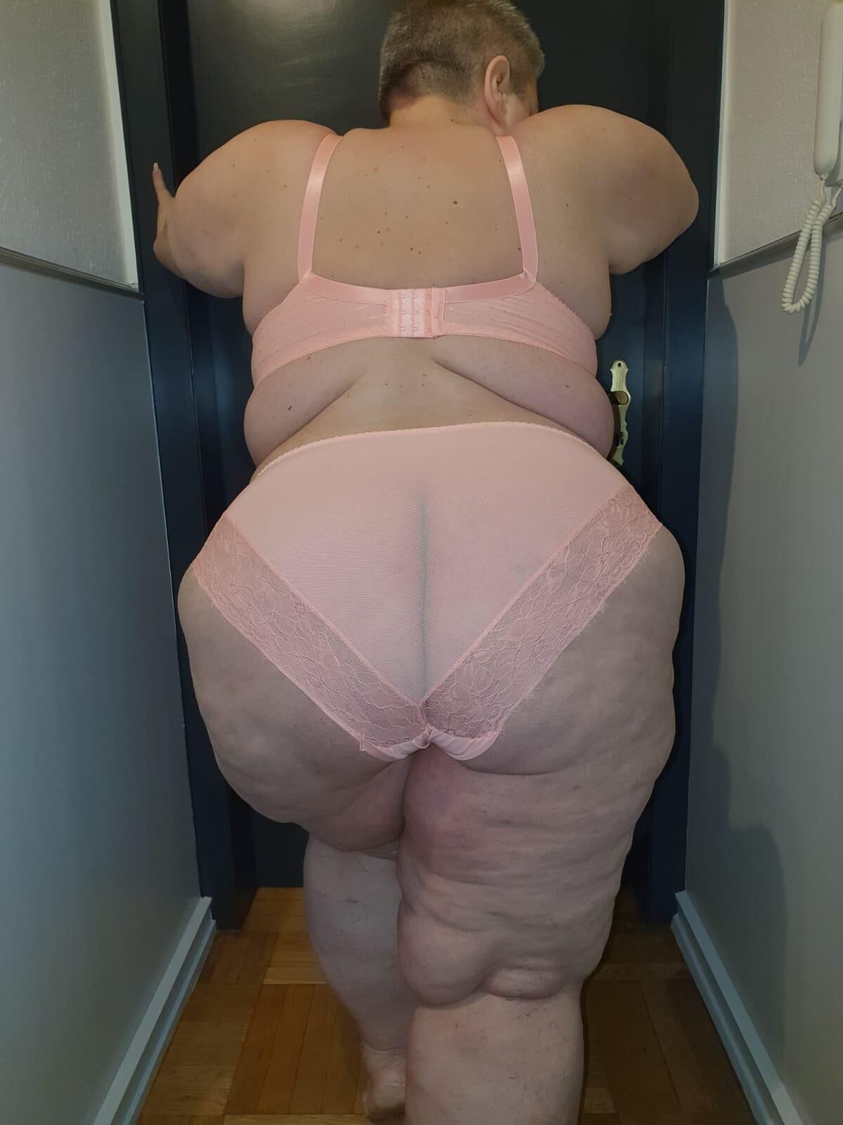 Кг ssbbw fat slut показывает, что гордится ее телом
