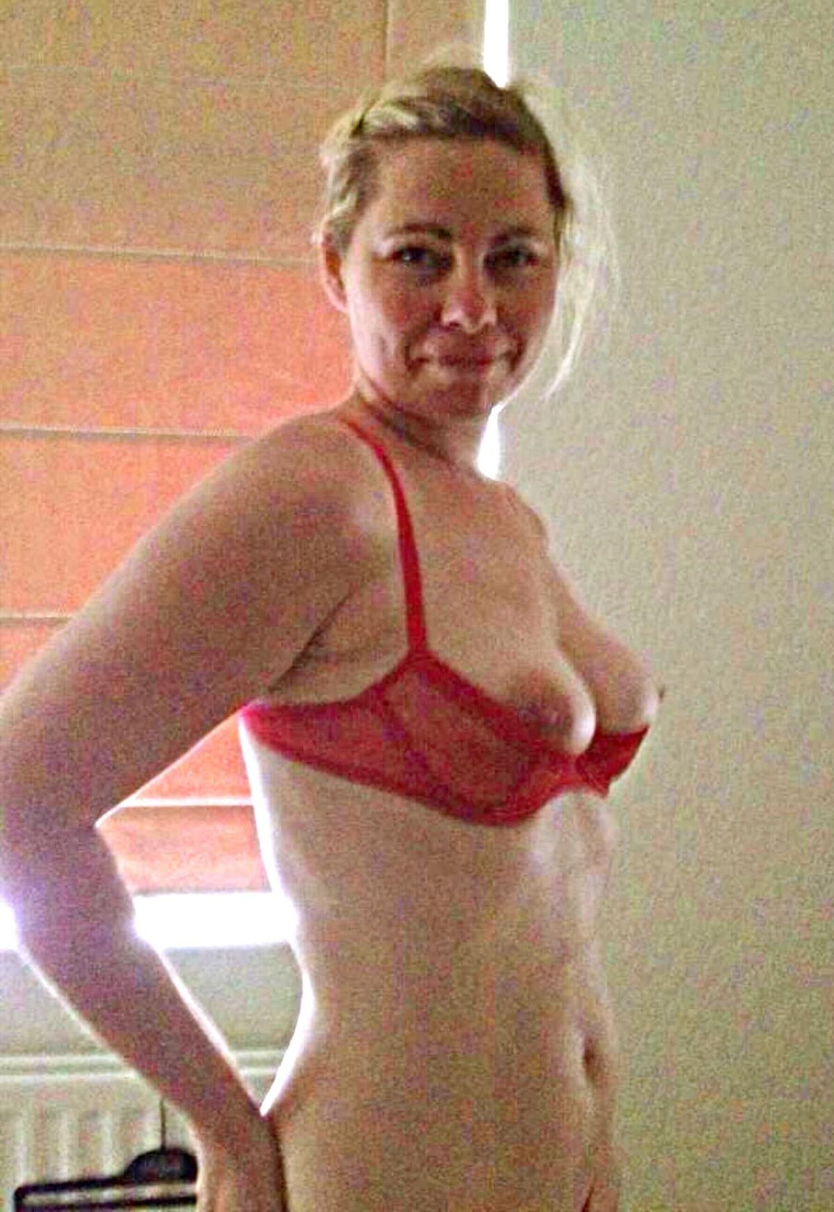 Esposa rubia traviesa nicola