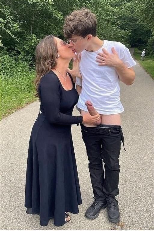 Reife Frauen und junge Männer