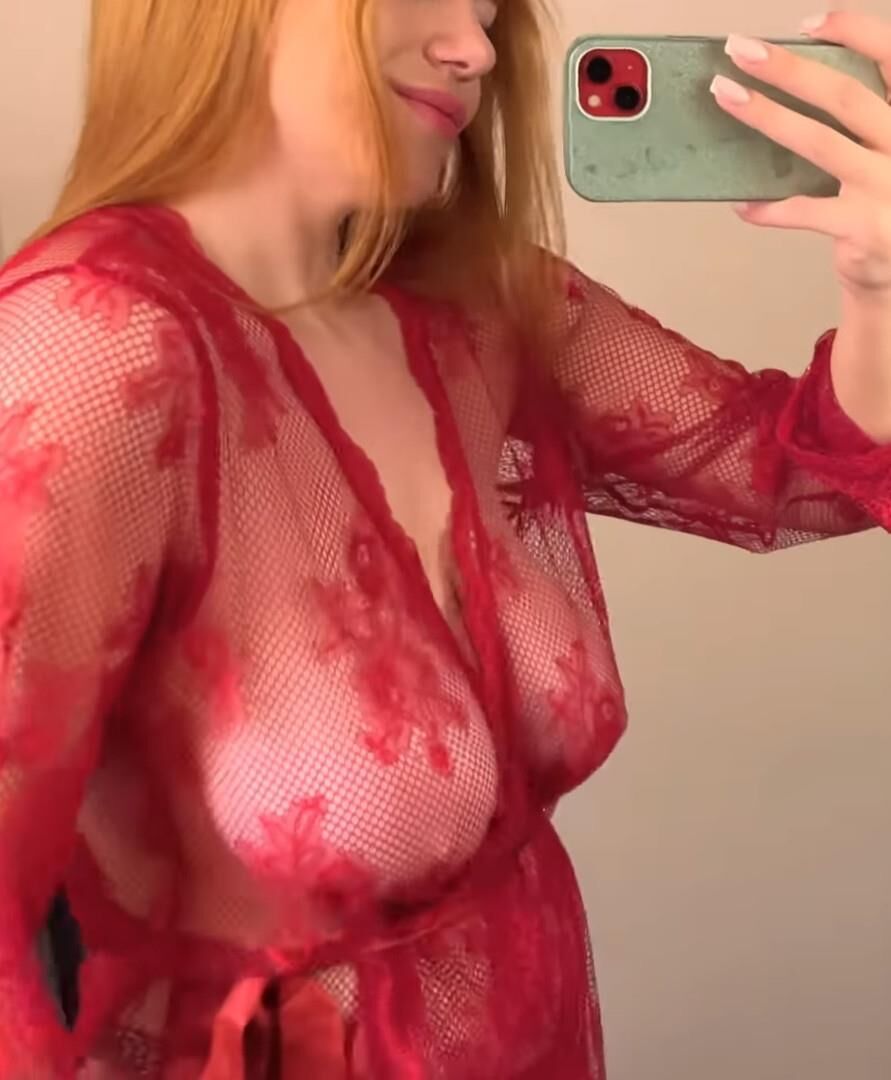 Ruiva, veja através de peitos grandes de topo