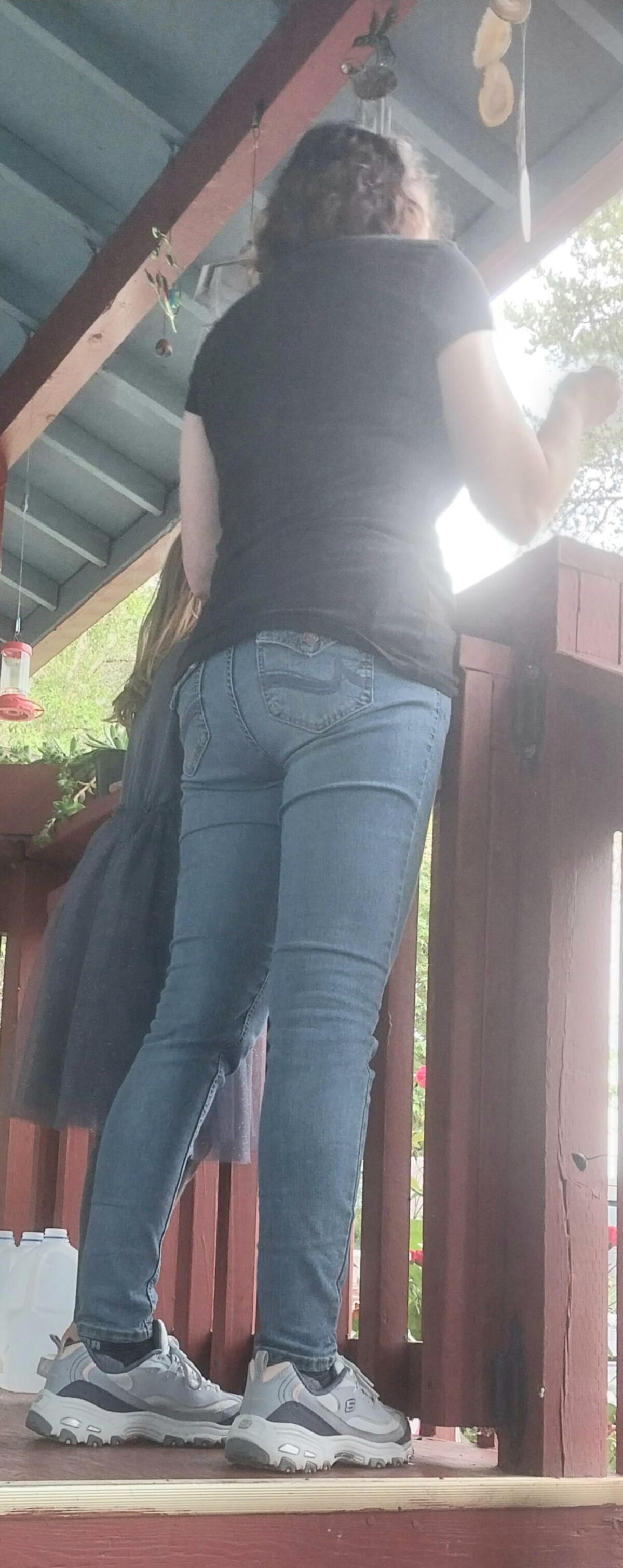 Uma bunda gostosa em jeans apertados, maldita, minhas formas de trabalho.
