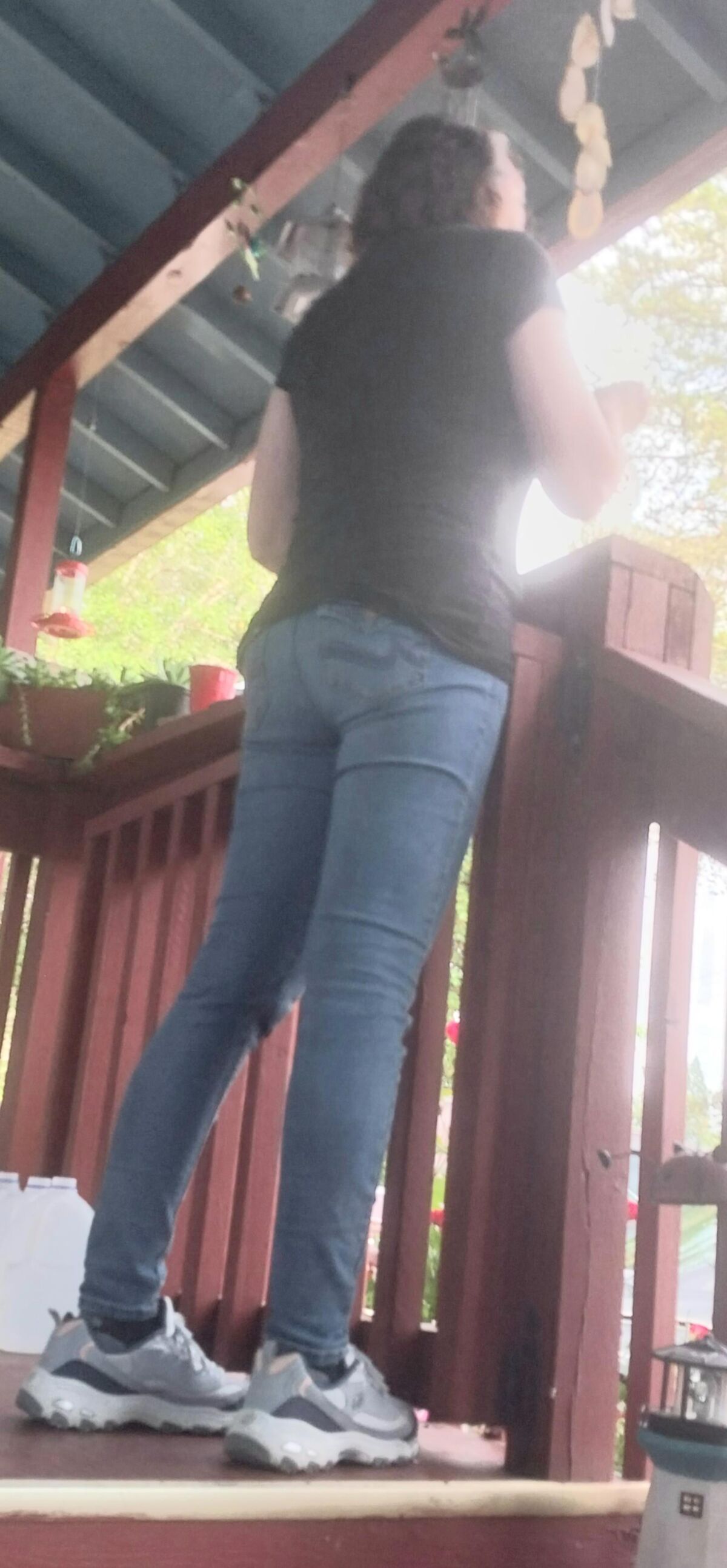 Uma bunda gostosa em jeans apertados, maldita, minhas formas de trabalho.