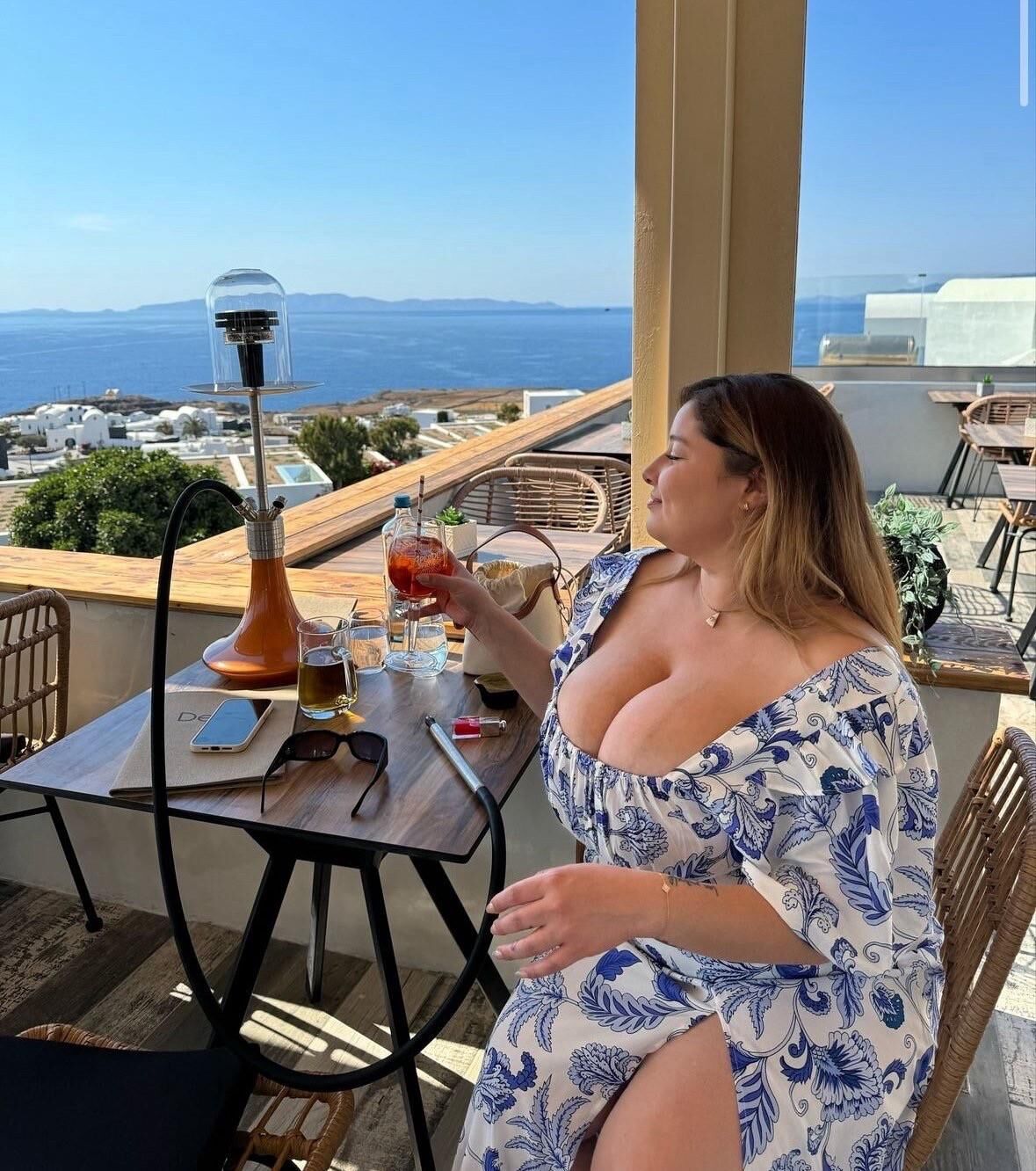 Iliana enormes tetas grandes bulto belleza youtuber niña mezcladas tiros calientes