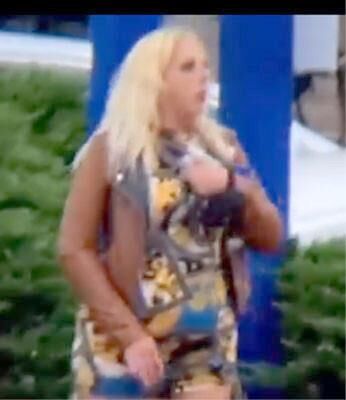 WA Seattle Blondie Street Walker de FB