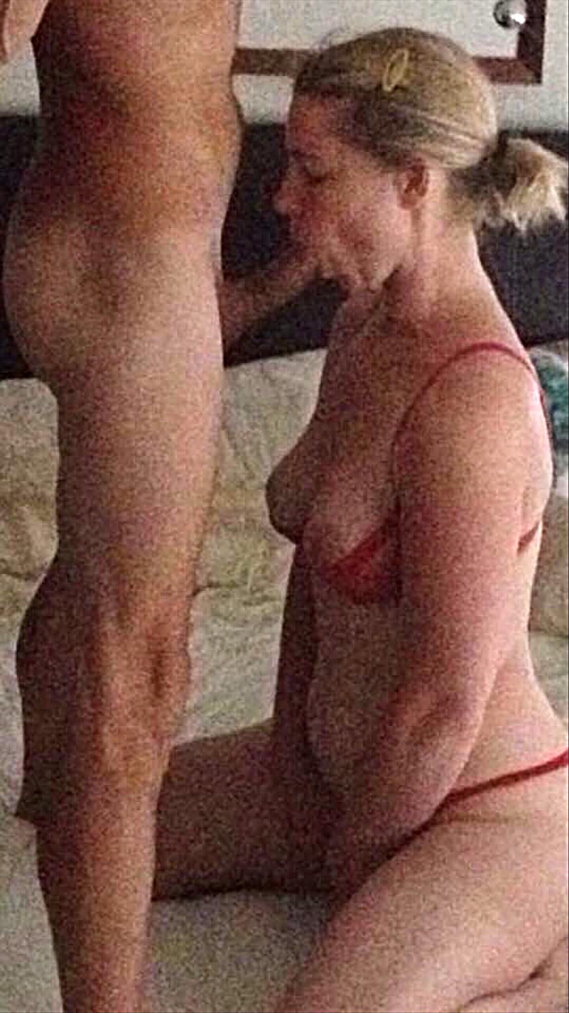 Esposa rubia traviesa nicola