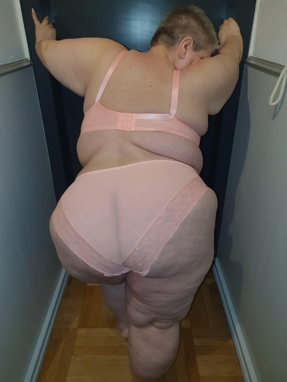 Кг ssbbw fat slut показывает, что гордится ее телом