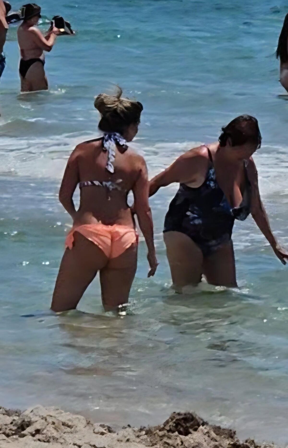 Candon Pawgs, robes et bikinis