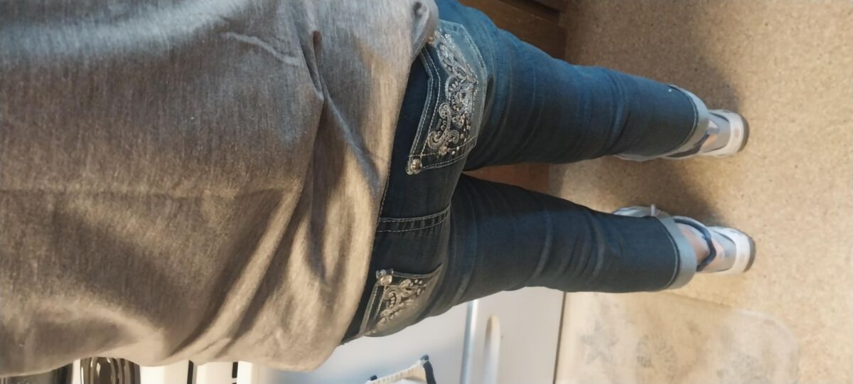 Uma bunda gostosa em jeans apertados, maldita, minhas formas de trabalho.