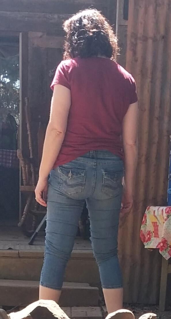 Uma bunda gostosa em jeans apertados, maldita, minhas formas de trabalho.