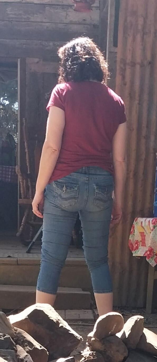 Uma bunda gostosa em jeans apertados, maldita, minhas formas de trabalho.