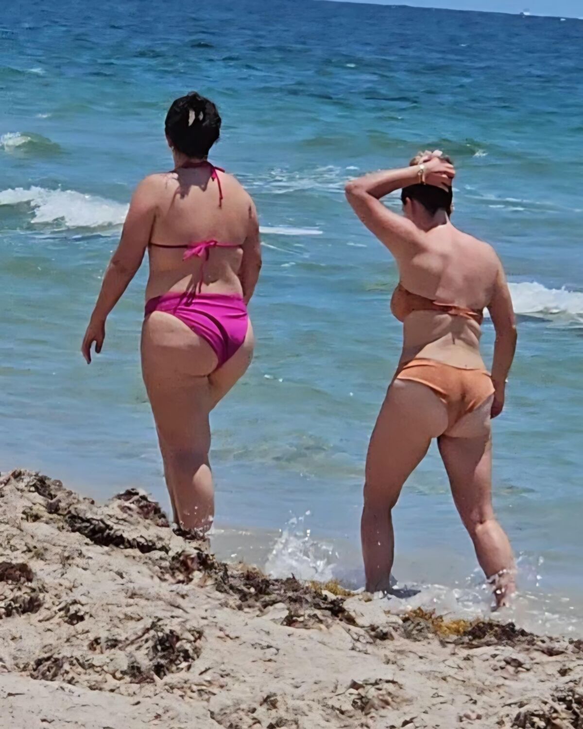 Candon Pawgs, robes et bikinis