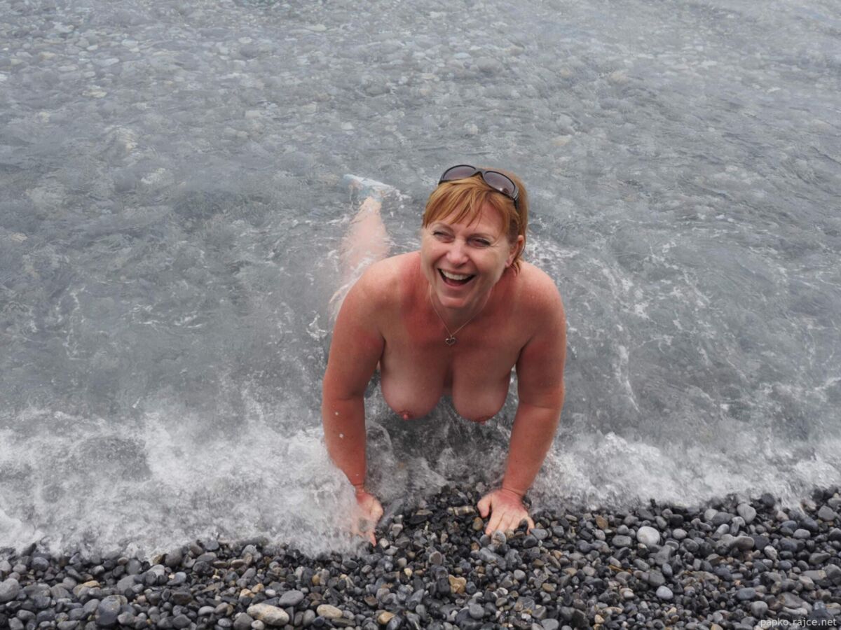 Pelirroja madura grandes tetas y arbusto completo