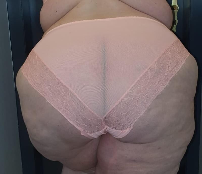 Кг ssbbw fat slut показывает, что гордится ее телом