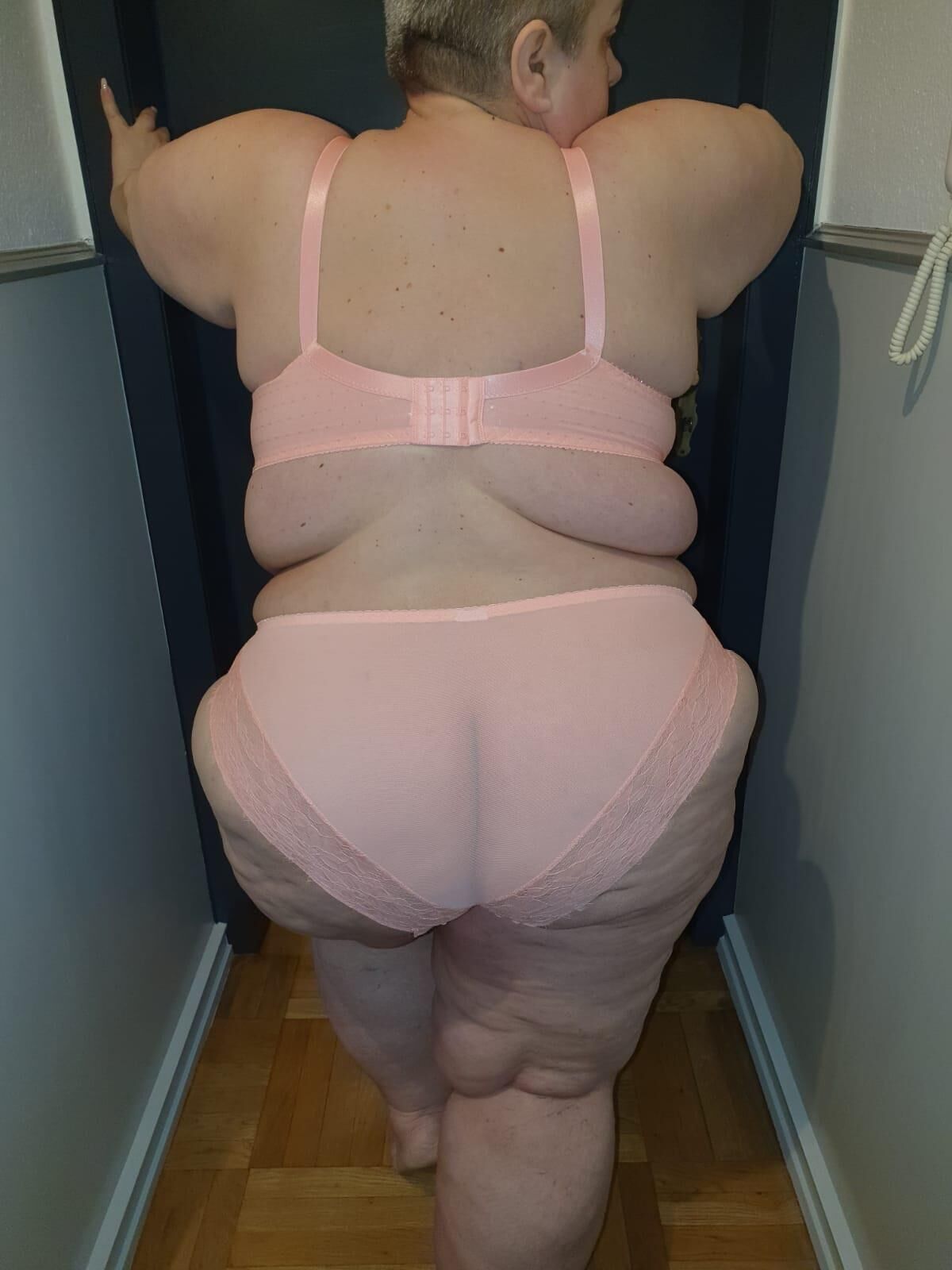 Кг ssbbw fat slut показывает, что гордится ее телом