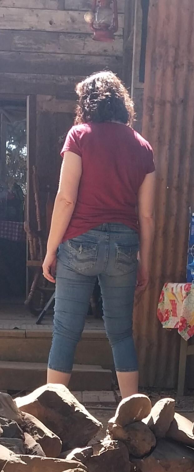 Uma bunda gostosa em jeans apertados, maldita, minhas formas de trabalho.