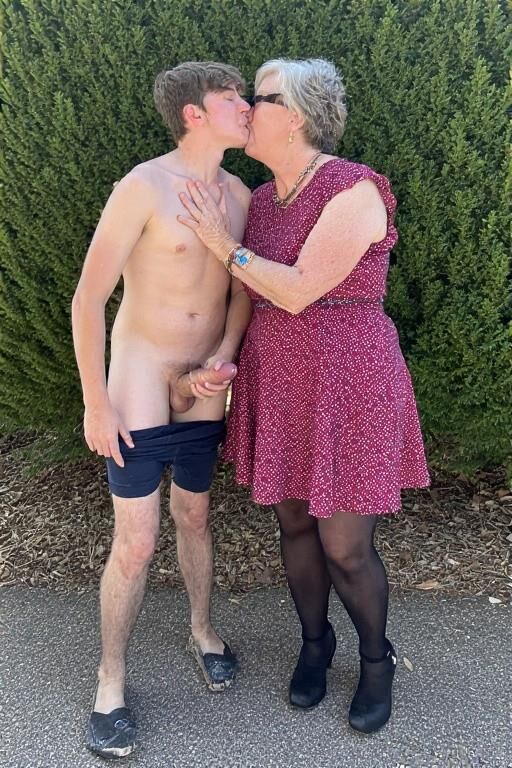 Reife Frauen und junge Männer