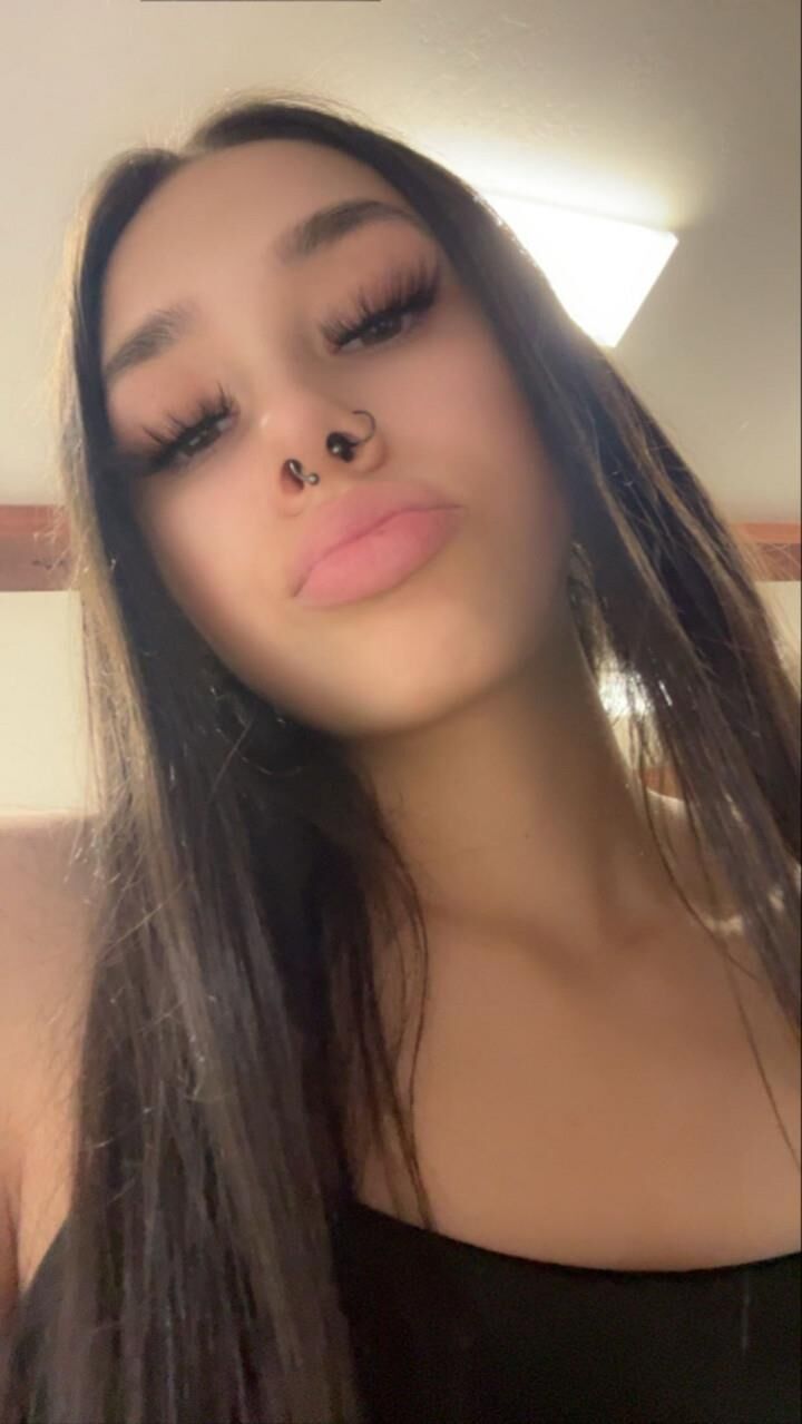 [Nn] Yo Skinny Slut Kayla está desesperado por dinero
