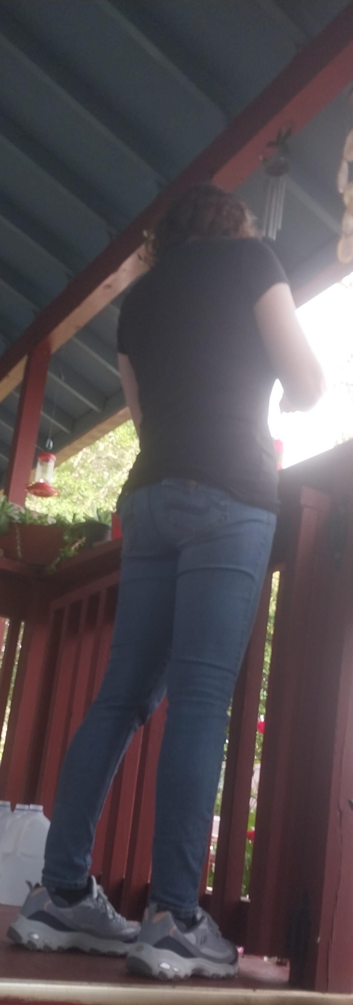 Uma bunda gostosa em jeans apertados, maldita, minhas formas de trabalho.