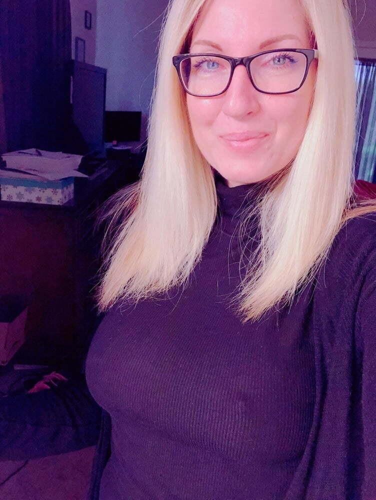 Jolie milf blonde