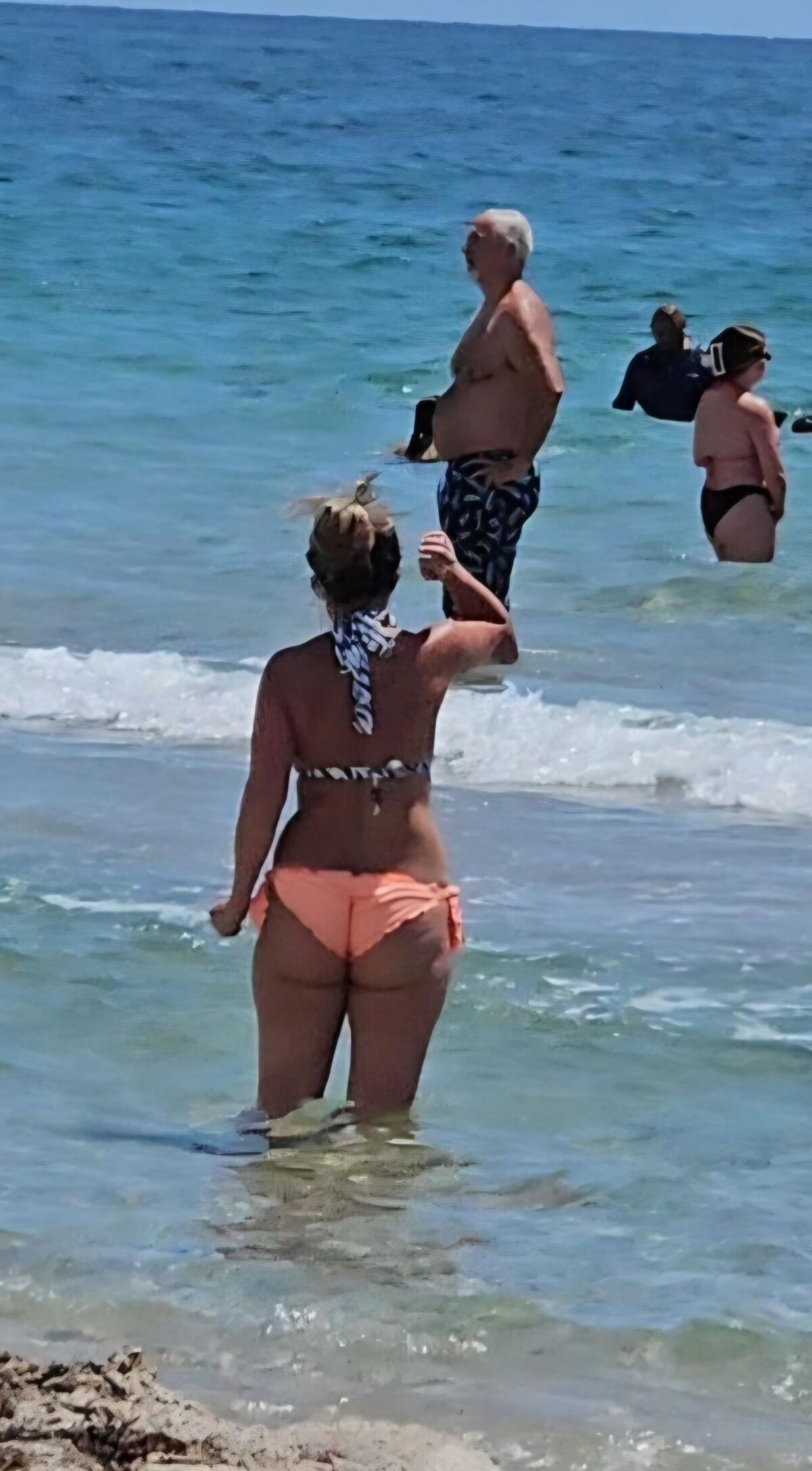 Candon Pawgs, robes et bikinis