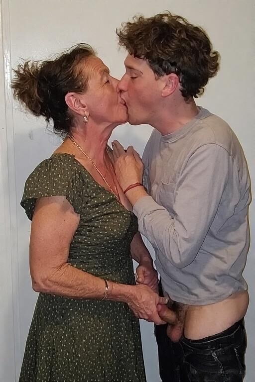 Reife Frauen und junge Männer
