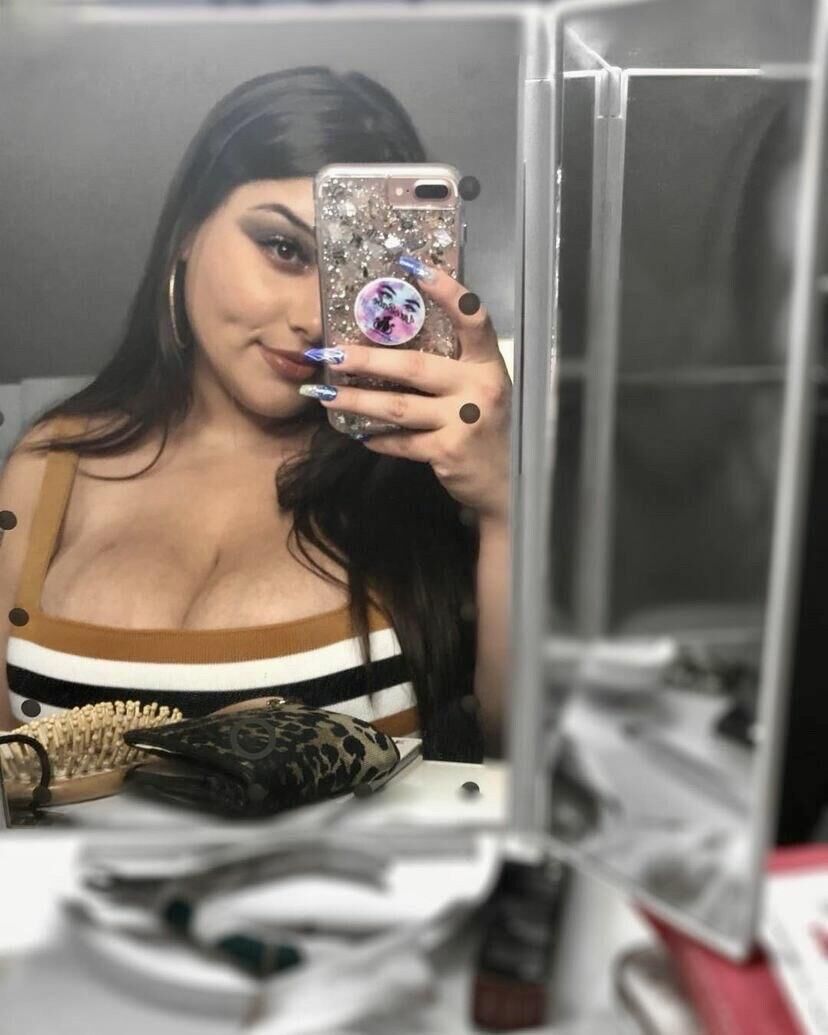 Iliana enormes tetas grandes bulto belleza youtuber niña mezcladas tiros calientes