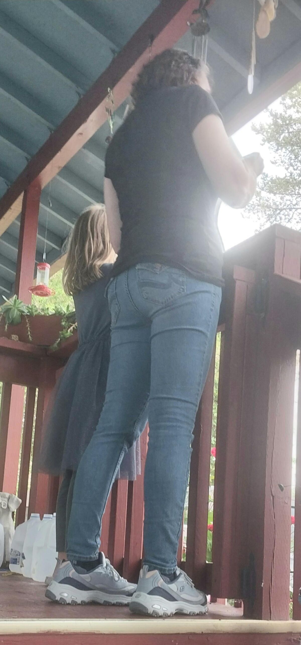 Uma bunda gostosa em jeans apertados, maldita, minhas formas de trabalho.