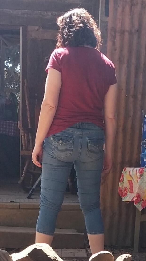 Uma bunda gostosa em jeans apertados, maldita, minhas formas de trabalho.