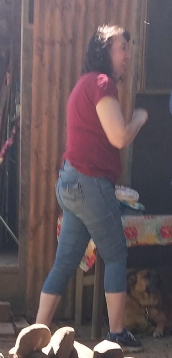 Uma bunda gostosa em jeans apertados, maldita, minhas formas de trabalho.