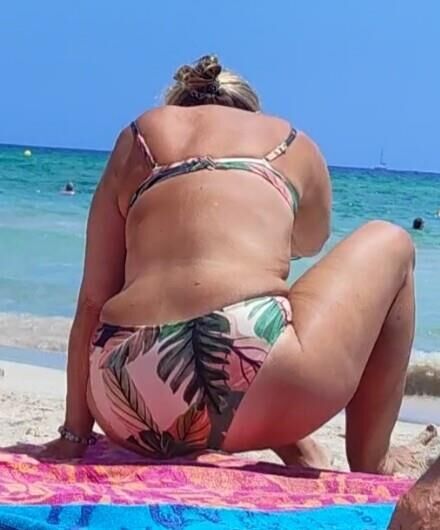 Candon Pawgs, robes et bikinis