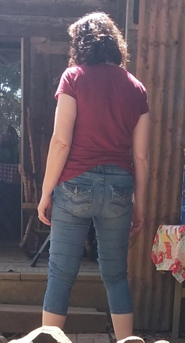 Uma bunda gostosa em jeans apertados, maldita, minhas formas de trabalho.
