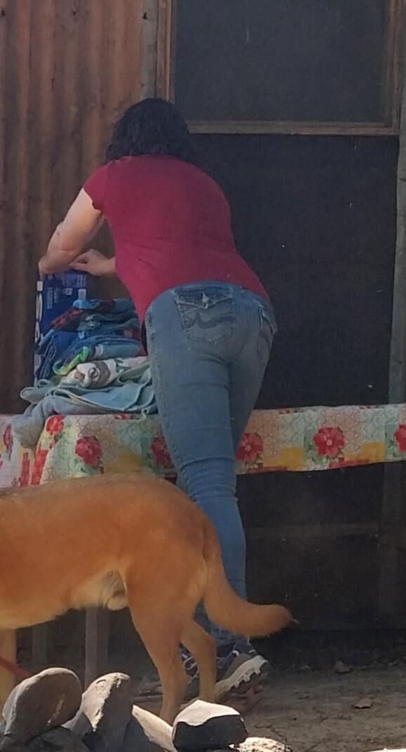Uma bunda gostosa em jeans apertados, maldita, minhas formas de trabalho.