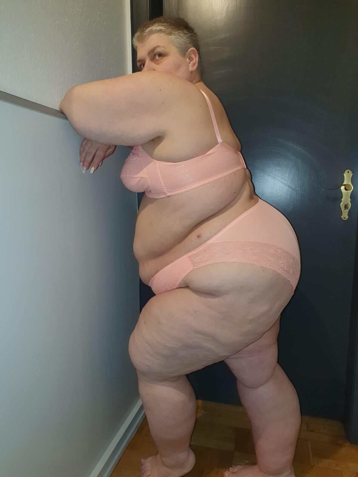Кг ssbbw fat slut показывает, что гордится ее телом