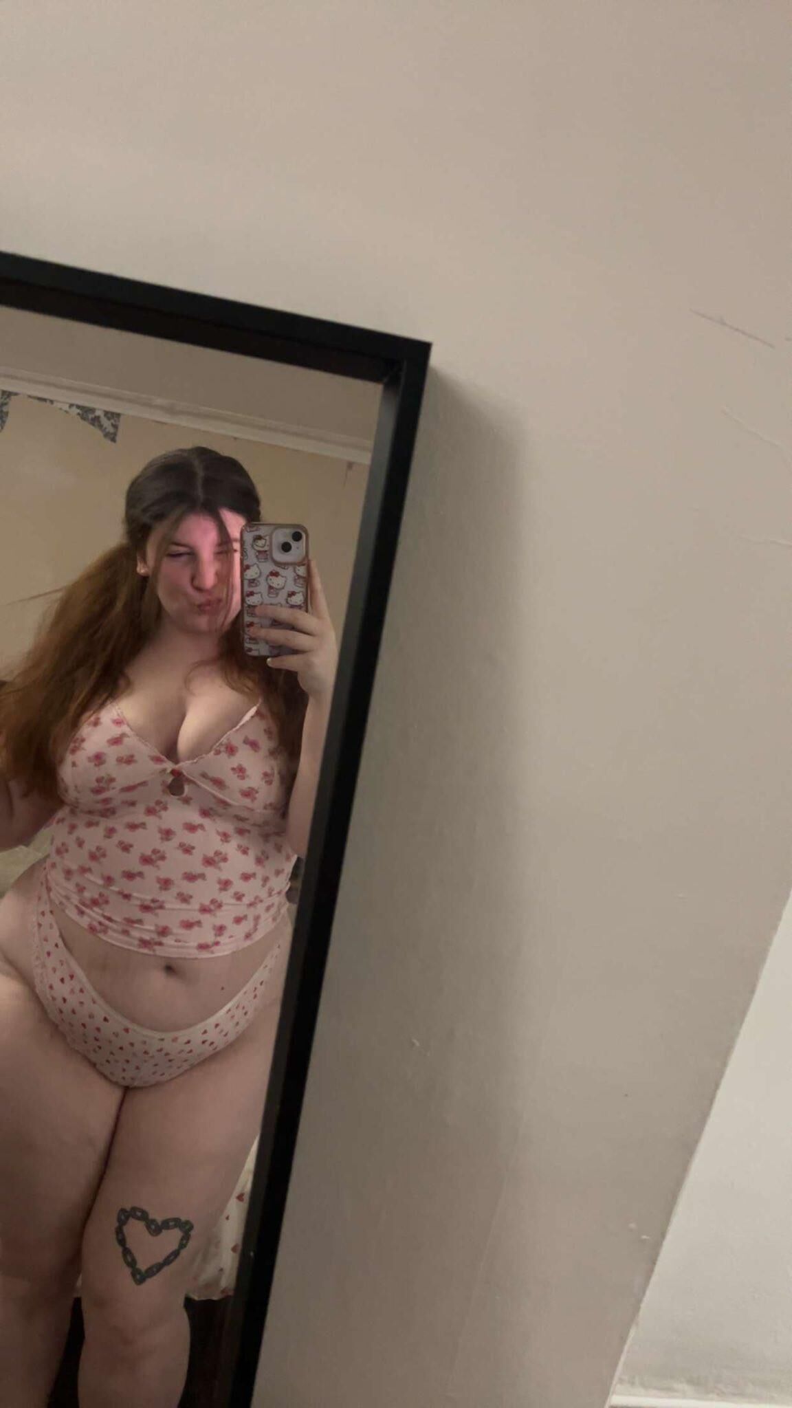 Калея Big Butt большие сиськи пышные вьющиеся волосы сексуальная девушка смешанная горячая выстрел