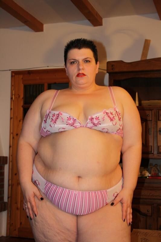 Housewife de SSBBW Fat and Pretty German en lencería