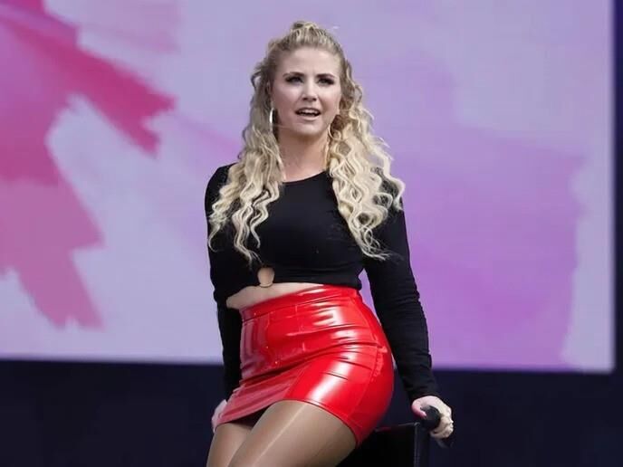 Ai Beatrice Egli dans les nylons