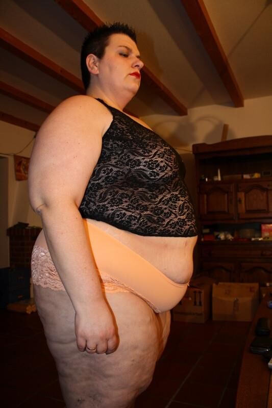Housewife de SSBBW Fat and Pretty German en lencería