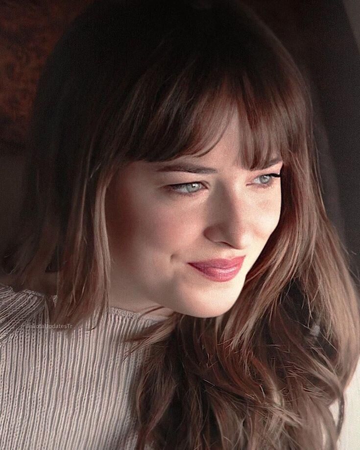 Dakota Johnson Perfect Girl Hair
