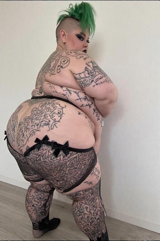 KI -Kreationen (ich habe ein wenig geholfen) BBW Punks und Piercings